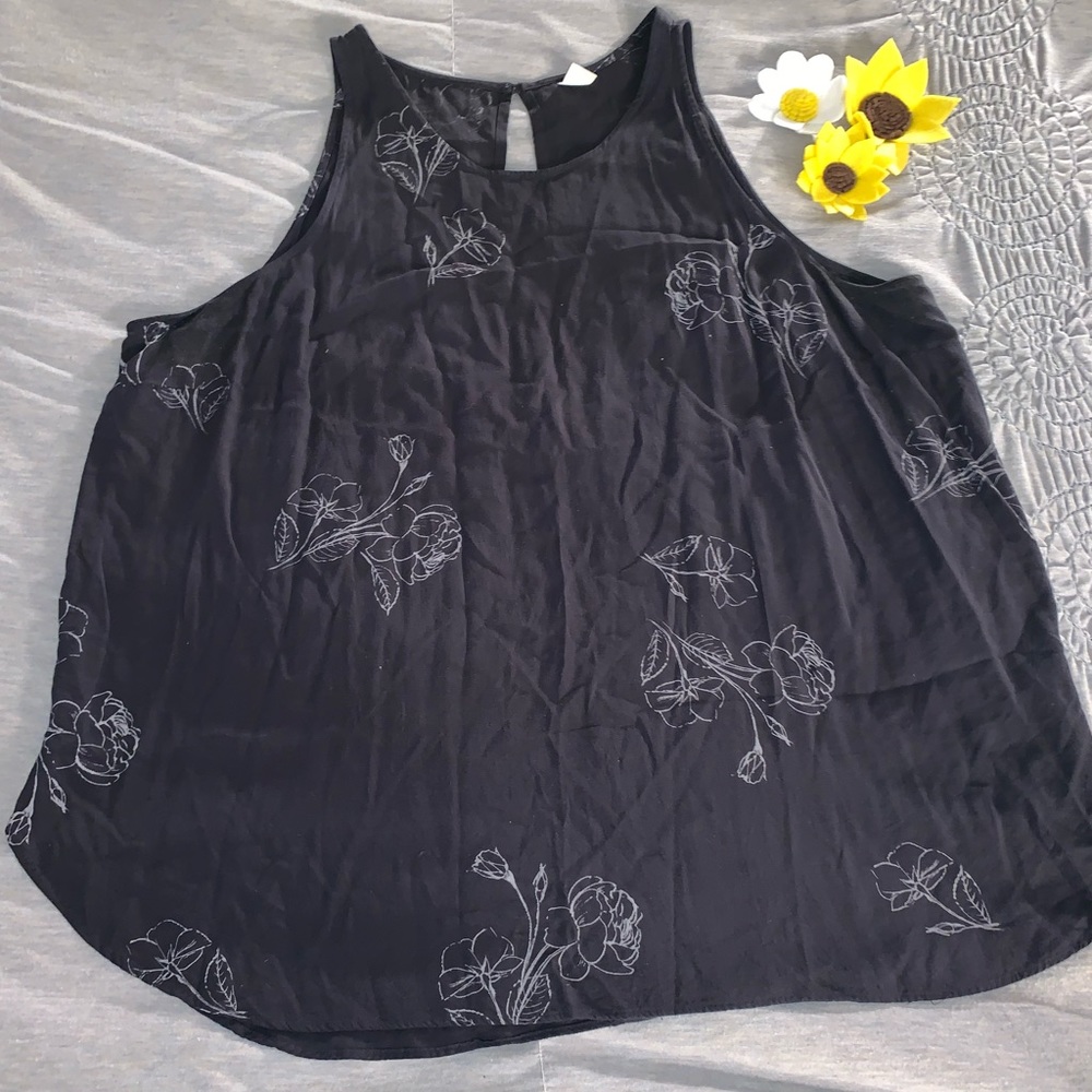 Gray & White Floral Sleeveless Blouse